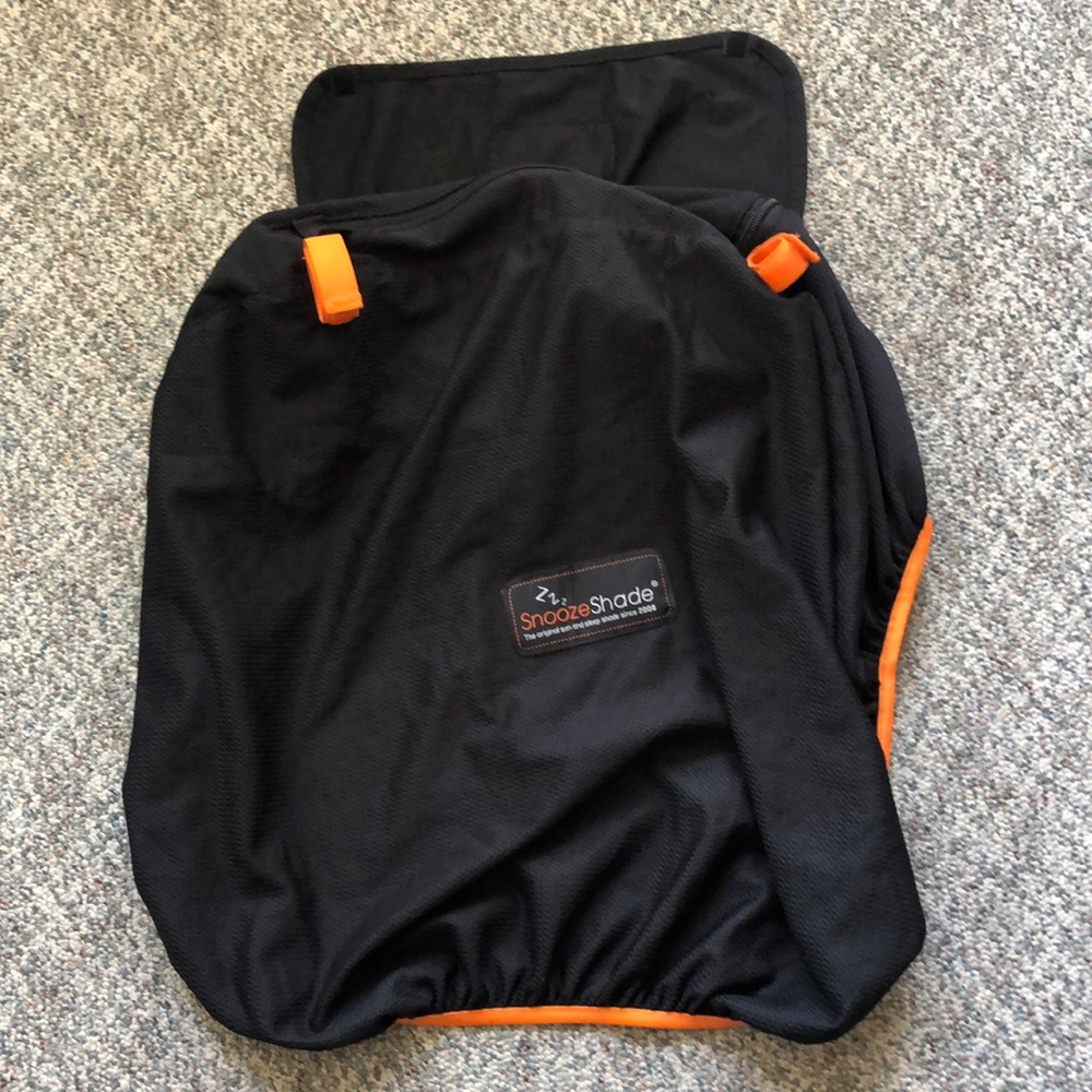 Car seat canopy cover. Excellent condition SnoozeShade.